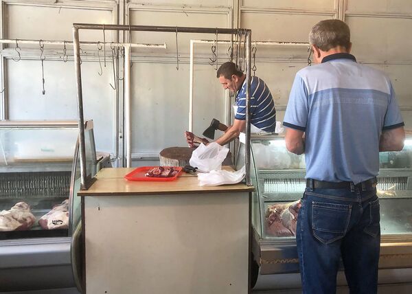 Блестящий стейк: мясные лавки Гюмри теперь сверкают от чистоты - Sputnik Армения