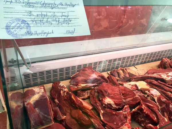 Блестящий стейк: мясные лавки Гюмри теперь сверкают от чистоты - Sputnik Армения