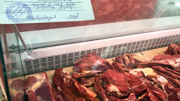 Мясо на прилавке в мясном пассаже рынка в Гюмри - Sputnik Армения