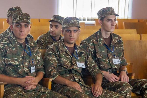 Горячая линия Минобороны Армении: что беспокоит родителей призывников - Sputnik Армения