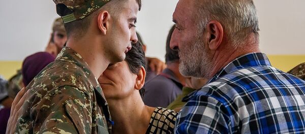 Родители провожают призывника в армию - Sputnik Արմենիա