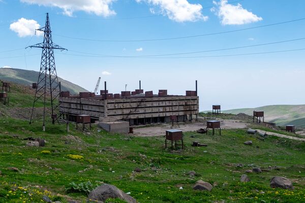 Недостроенный корпус станции Арагац Ереванского физического института - Sputnik Армения