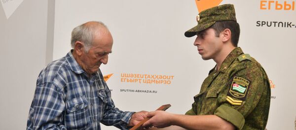 В пресс-центре Sputnik Абхазия родственникам вручили документы пяти красноармейцев, ранее числившихся в списках без вести пропавших - Sputnik Армения