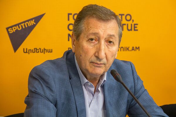 Кризис в АГЭУ: преподаватели обвиняют ректора в плагиате и жалуются на новый регламент - Sputnik Армения