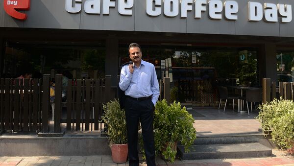 Кофейный магнат В. Г. Сиддхартха, владелец сети кафе Coffee Coffee Day, перед одном из своих кофеен (8 октября 2015). Ахмадабаде - Sputnik Армения