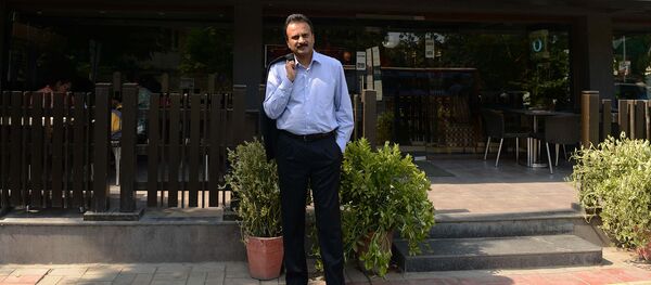 Кофейный магнат В. Г. Сиддхартха, владелец сети кафе Coffee Coffee Day, перед одном из своих кофеен (8 октября 2015). Ахмадабаде - Sputnik Армения