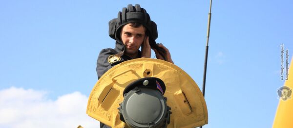 Военнослужащий армянской команды во время подготовки к международным соревнованиям Танковый биатлон-2019 на подмосковном полигоне Алабино - Sputnik Армения