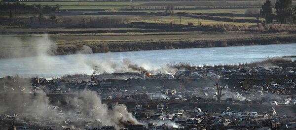 Дым над последней оставшейся позиции группировки ИГИЛ (запрещенная организация в ряде стран) на восточном берегу реки Евфрат (18 марта 2019). Деревня Багхуз - Sputnik Армения