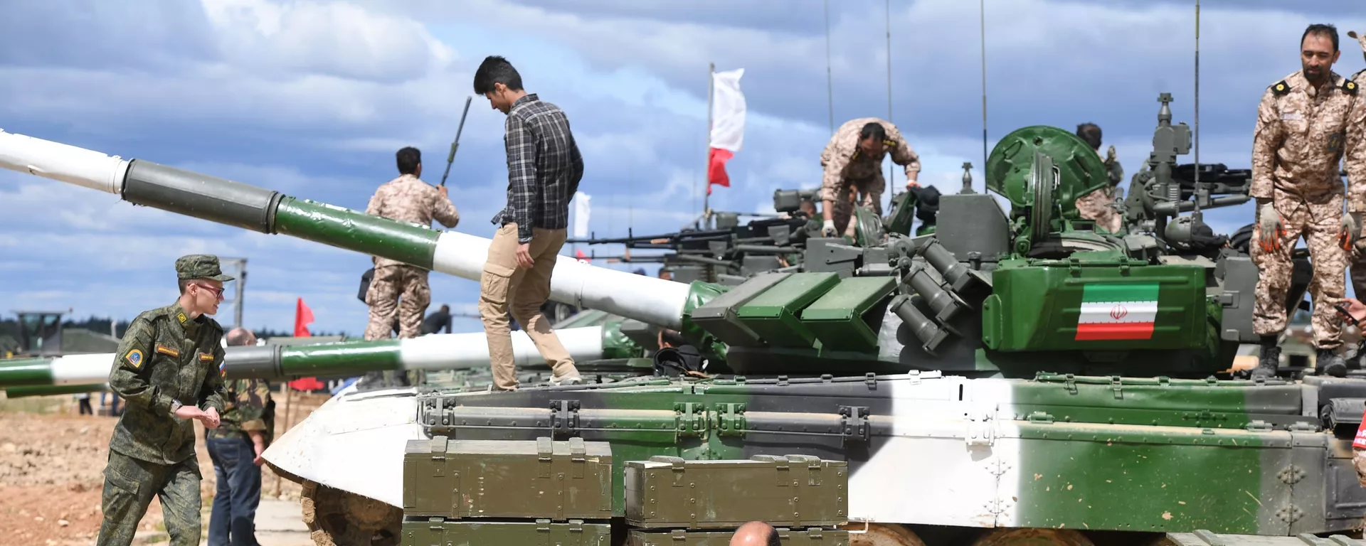 Военнослужащий у танка Т-72Б3 команды армии Ирана во время подготовки к международным соревнованиям Танковый биатлон-2019 на подмосковном полигоне Алабино - Sputnik Армения, 1920, 24.08.2019