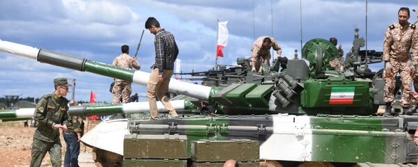 Военнослужащий у танка Т-72Б3 команды армии Ирана во время подготовки к международным соревнованиям Танковый биатлон-2019 на подмосковном полигоне Алабино - Sputnik Армения