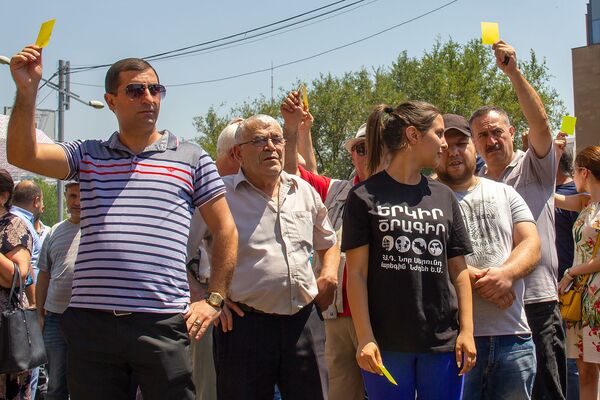 Դեղին քարտ` քաղաքապետարանին. ՀՅԴ Երևանի քաղաքային կոմիտեն հիշեցրեց անկատար խոստումները Դեղին քարտ` քաղաքապետարանին. ՀՅԴ Երևանի քաղաքային կոմիտեն հիշեցրեց անկատար խոստումները - Sputnik Արմենիա