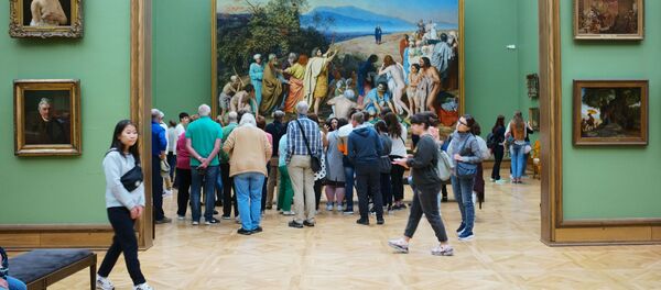 Иностранные туристы у картины Явление Христа народу художника А. Иванова в Третьяковской галерее Иностранные туристы у картины Явление Христа народу художника А. Иванова в Третьяковской галерее - Sputnik Армения