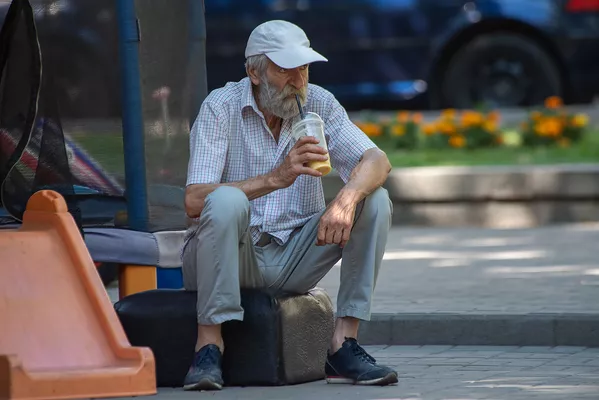 Люди на улицах Еревана в невыносимую жару Люди на улицах Еревана в невыносимую жару - Sputnik Армения