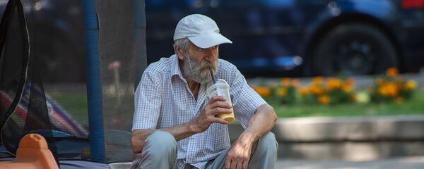 Люди на улицах Еревана в невыносимую жару - Sputnik Армения