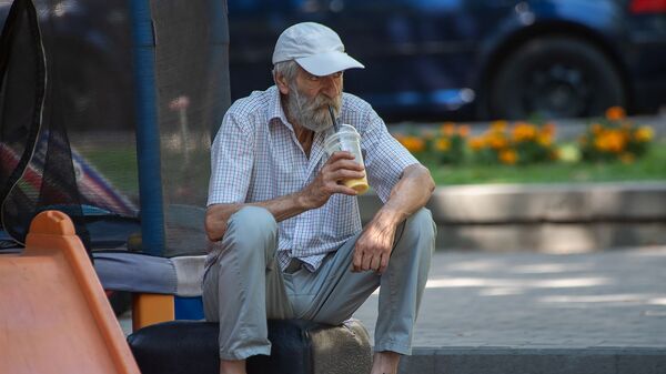 Люди на улицах Еревана в невыносимую жару - Sputnik Армения