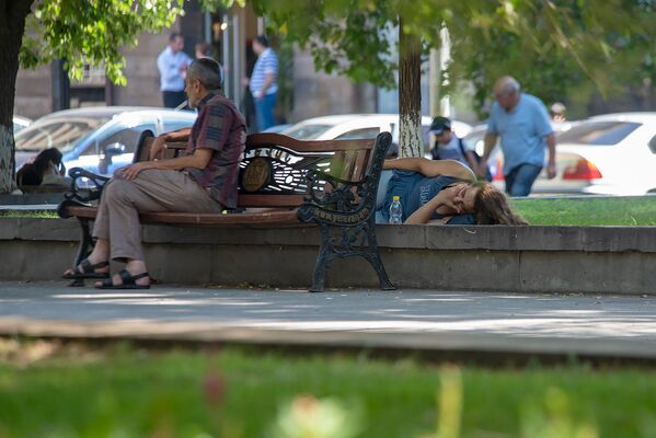 Люди на улицах Еревана в невыносимую жару - Sputnik Армения