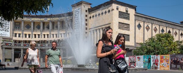Люди на улицах Еревана в невыносимую жару - Sputnik Արմենիա
