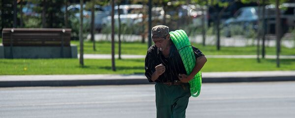 Люди на улицах Еревана в невыносимую жару - Sputnik Արմենիա