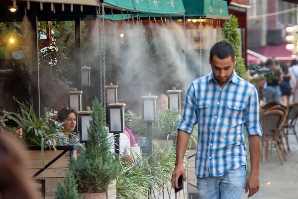 Система охлаждения воздуха уличного кафе в Ереване - Sputnik Армения