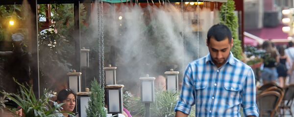 Система охлаждения воздуха уличного кафе в Ереване Система охлаждения воздуха уличного кафе в Ереване - Sputnik Армения