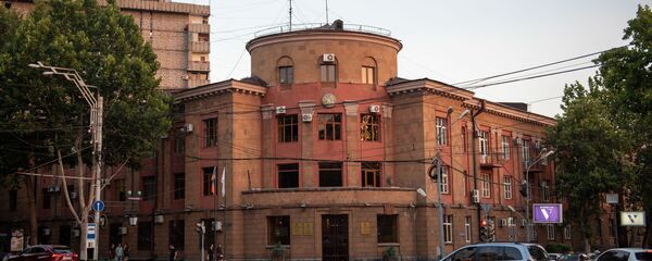 Здание административного района Кентрон на перекрестке проспекта Саят-Новы и улицы Терьяна Здание административного района Кентрон на перекрестке проспекта Саят-Новы и улицы Терьяна - Sputnik Армения