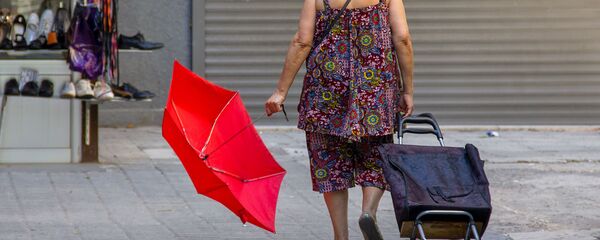 Люди на улицах Еревана в невыносимую жару - Sputnik Армения