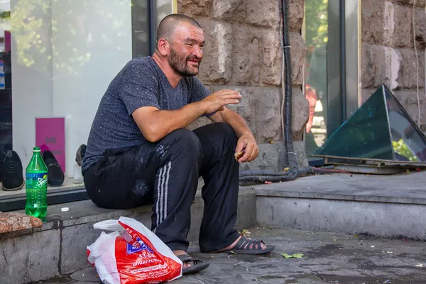 Люди на улицах Еревана в невыносимую жару Люди на улицах Еревана в невыносимую жару - Sputnik Армения