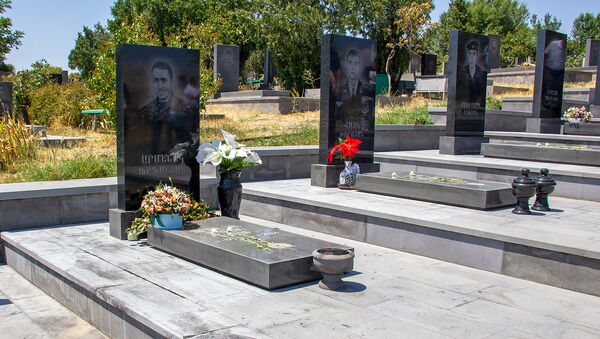 Надгробные плиты павших героев четырехдневной войны - Sputnik Արմենիա