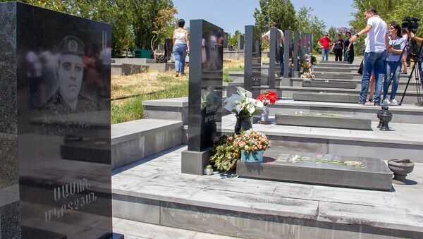 Родственники и журналисты у могил павших героев четырехдневной войны - Sputnik Армения