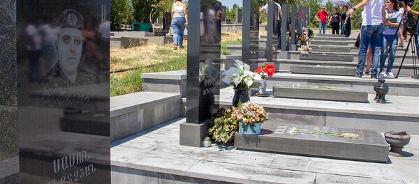 Родственники и журналисты у могил павших героев четырехдневной войны - Sputnik Армения