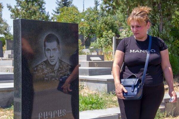 Вандализм или случайность? Что думают родственники павших героев об инциденте в Ераблуре - Sputnik Армения