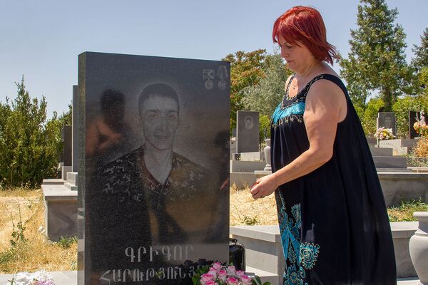 Вандализм или случайность? Что думают родственники павших героев об инциденте в Ераблуре - Sputnik Армения