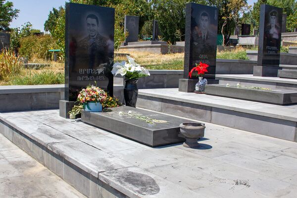 Вандализм или случайность? Что думают родственники павших героев об инциденте в Ераблуре - Sputnik Армения