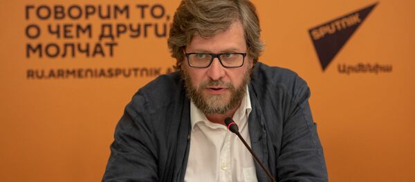 Федор Лукьянов на проекте SputnikPro в мультимедийном пресс-центре Sputnik Армения (1 августа 2019). Еревaн - Sputnik Армения
