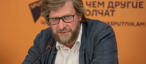 Федор Лукьянов на проекте SputnikPro в мультимедийном пресс-центре Sputnik Армения (1 августа 2019). Еревaн Федор Лукьянов на проекте SputnikPro в мультимедийном пресс-центре Sputnik Армения (1 августа 2019). Еревaн - Sputnik Армения