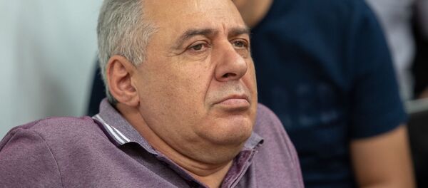 Вагаршак Арутюнян слушает выступление Федора Лукьянова на проекте SputnikPro в мультимедийном пресс-центре Sputnik Армения (1 августа 2019). Еревaн - Sputnik Армения