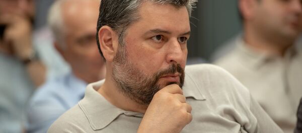 Карен Вртанесян слушает выступление Федора Лукьянова на проекте SputnikPro в мультимедийном пресс-центре Sputnik Армения (1 августа 2019). Еревaн - Sputnik Արմենիա