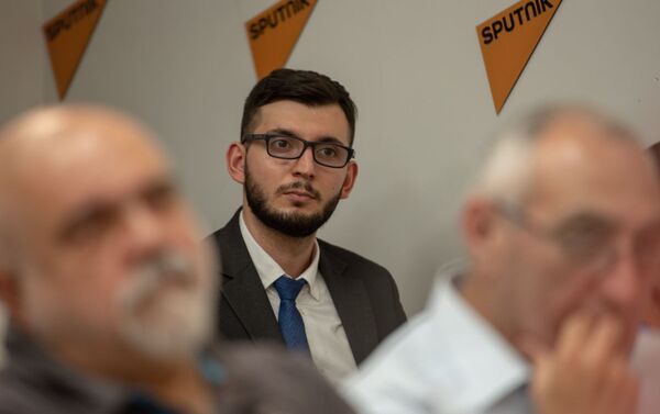 Участник проекта SputnikPro слушает выступление Федора Лукьянова в мультимедийном пресс-центре Sputnik Армения (1 августа 2019). Еревaн - Sputnik Армения