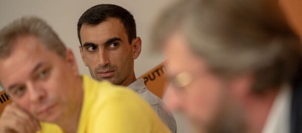 Ашот Сафарян слушает выступление Федора Лукьянова на проекте SputnikPro в мультимедийном пресс-центре Sputnik Армения (1 августа 2019). Еревaн Ашот Сафарян слушает выступление Федора Лукьянова на проекте SputnikPro в мультимедийном пресс-центре Sputnik Армения (1 августа 2019). Еревaн - Sputnik Армения