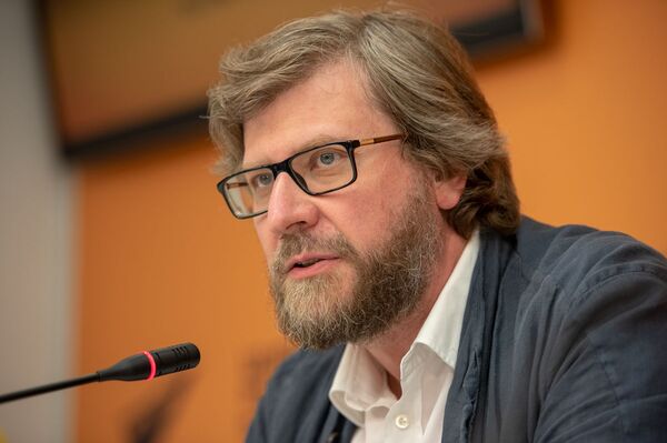 Федор Лукьянов на проекте SputnikPro в мультимедийном пресс-центре Sputnik Армения (1 августа 2019). Еревaн Федор Лукьянов на проекте SputnikPro в мультимедийном пресс-центре Sputnik Армения (1 августа 2019). Еревaн - Sputnik Армения