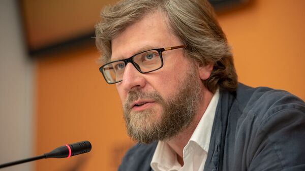 Федор Лукьянов на проекте SputnikPro в мультимедийном пресс-центре Sputnik Армения (1 августа 2019). Еревaн - Sputnik Армения