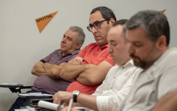 Участники проекта SputnikPro слушают выступление Федора Лукьянова в мультимедийном пресс-центре Sputnik Армения (1 августа 2019). Еревaн - Sputnik Армения