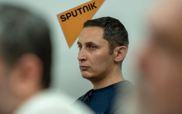 Журналист слушает выступление Федора Лукьянова на проекте SputnikPro в мультимедийном пресс-центре Sputnik Армения (1 августа 2019). Еревaн - Sputnik Армения