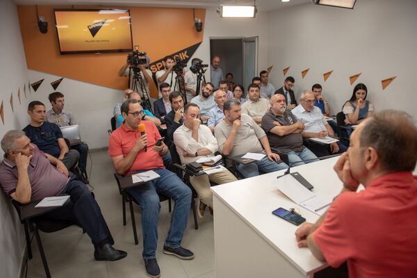 Отношения России и Турции можно называть какими угодно, но точно не теплыми – Лукьянов Отношения России и Турции можно называть какими угодно, но точно не теплыми – Лукьянов - Sputnik Армения