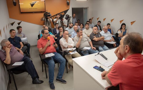Участники проекта SputnikPro слушают выступление Федора Лукьянова в мультимедийном пресс-центре Sputnik Армения (1 августа 2019). Еревaн - Sputnik Армения