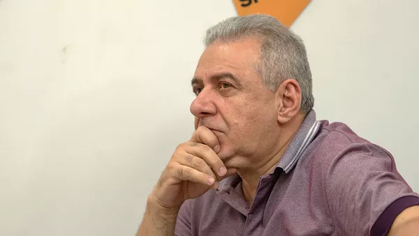 Вагаршак Арутюнян слушает выступление Федора Лукьянова на проекте SputnikPro в мультимедийном пресс-центре Sputnik Армения (1 августа 2019). Еревaн