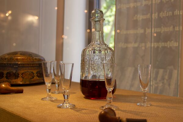 Восточный антураж великого Чаренца: в доме-музее поэта открывается уникальная выставка - Sputnik Армения