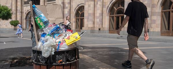 Переполненная урна на площади Республики - Sputnik Армения