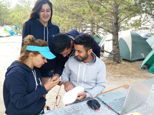 По следам революции: в Армении создают прибор, набирающий зарядку для смартфона при ходьбе По следам революции: в Армении создают прибор, набирающий зарядку для смартфона при ходьбе - Sputnik Армения