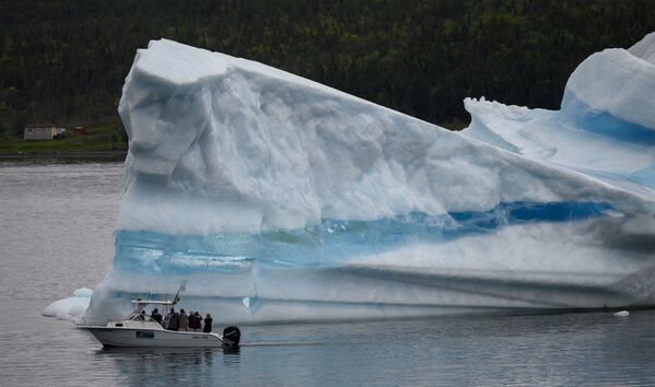 Туристы наблюдают с судна за айсбергом рядом с Кингс-Пойнт, Ньюфаундленд, Канада - Sputnik Армения